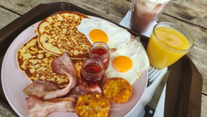 Petit déjeuner brunch au french café de Nouméa