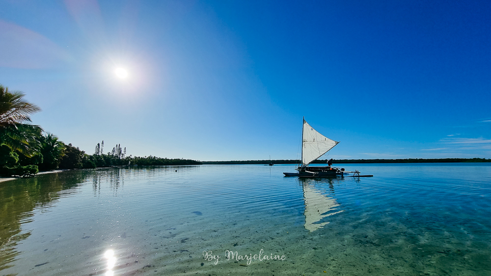 Pirogue sur les baies d'Upi de l'Ile des Pins